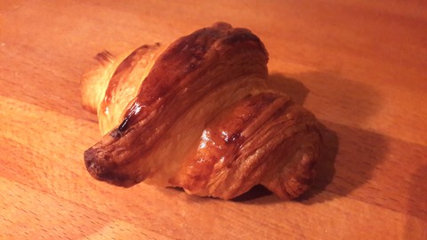 French pastry : baking the real French croissants