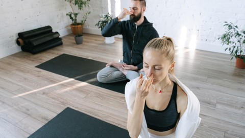 Aprenda a acalmar a mente com os 7 respiratórios do yoga
