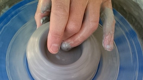 How to Make Pottery on the Wheel for Beginners 