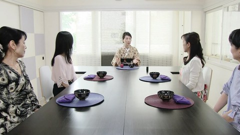 正座をしなくても茶道の心を学べる「テーブル茶道講座」