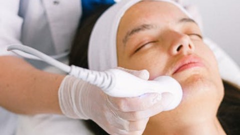 Cold facial therapy in beauty (cryotherapy)